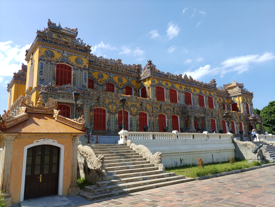 修復が完了したフランス風建築