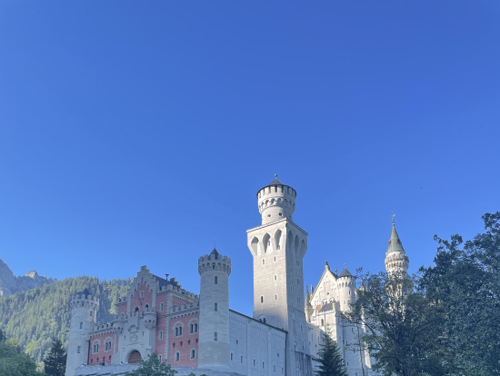場内入る前に撮影したノイシュヴァンシュタイン城
