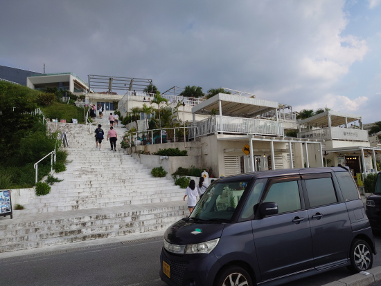 お店に入らないと屋根は無いです