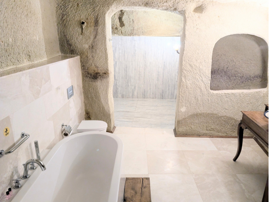 洞窟ホテルの広いバスルーム。奥がシャワー室。