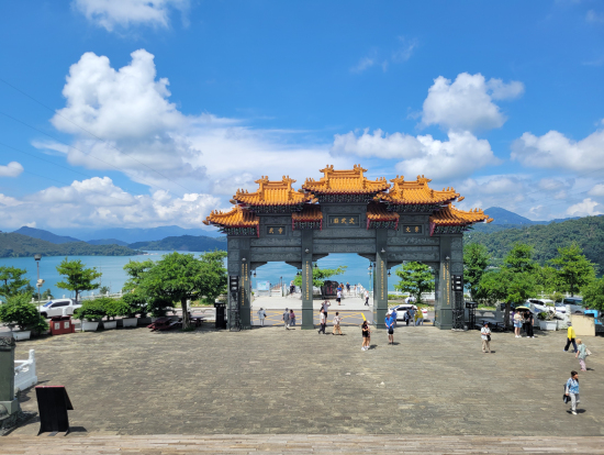 美しい背景と文武廟の門