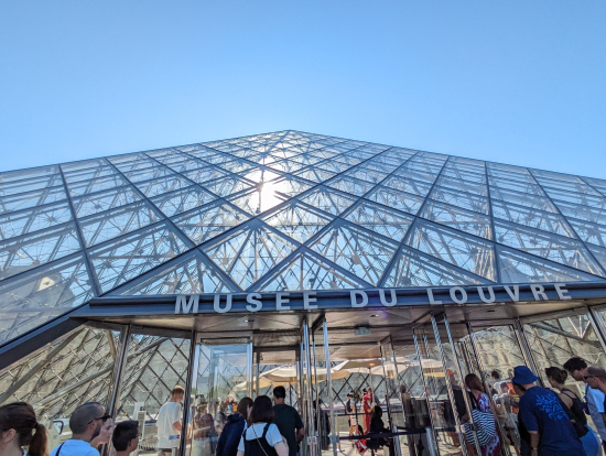 ルーブル美術館 ピラミッド入口