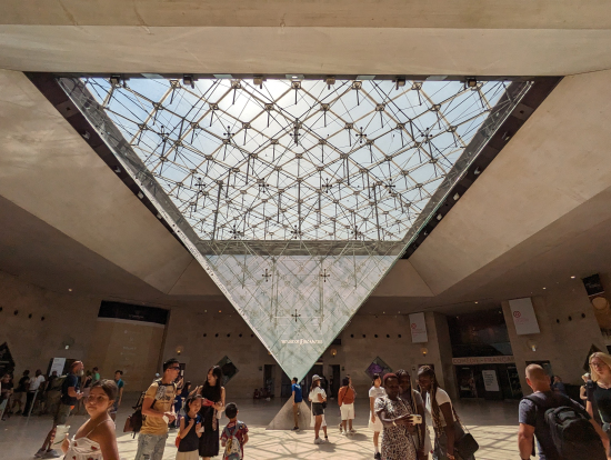 ルーブル美術館 地下入口の逆さピラミッド