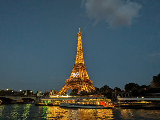 セーヌ川クルーズ船から見たエッフェル塔（オリンピックバージョン）