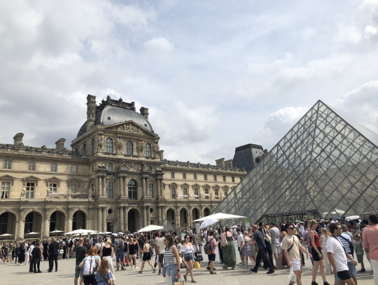 ツアーが終わってから、地上に上がって来て、ガラスのピラミッドを撮影しました。結構たくさんの人でごった返していました。