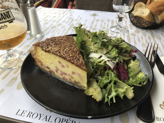 キッシュの大きさが日本とずいぶん違います！とても食べ応えがあり、おいしかったです。