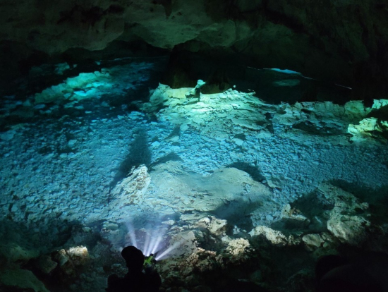 ライトを付けないと真っ暗です。