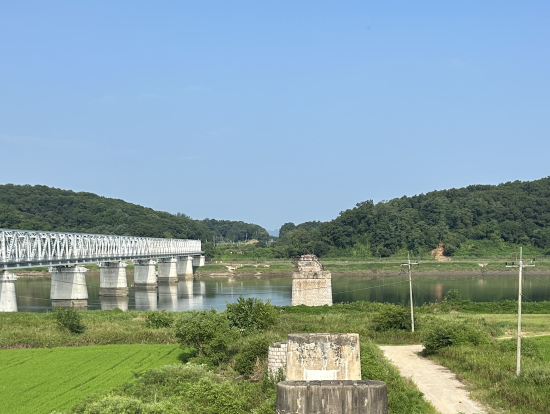 戦争で破壊された橋。この先は北朝鮮と繋がっていた…