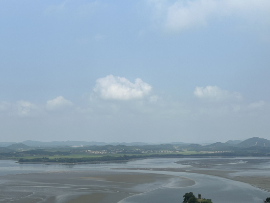 展望台から望む北朝鮮の村、僅か2Km近くて遠い国