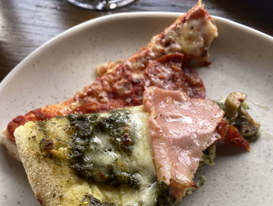 4種類ほどのピザが出ました。めちゃ美味しい〜