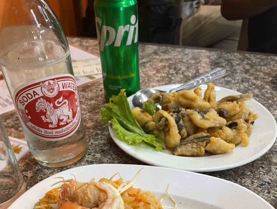 昼食。パッタイと魚の揚げ物+ごはん