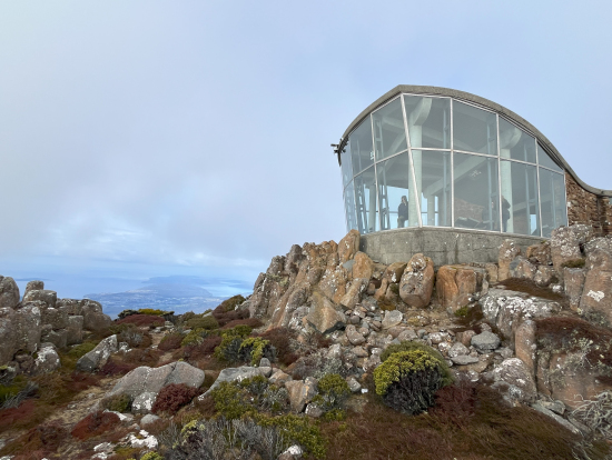 山頂には素敵な展望台があります。