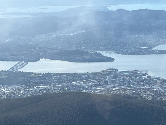 ホバートの街並みとタスマニア大橋です。