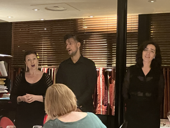 席の真横で歌うライブ感は他にはない体験になります