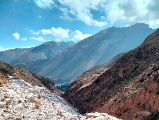 一見、谷に積もる雪に見えますが、全て塩田です。すごかったです。