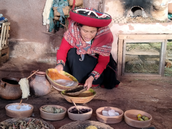 アルパカの毛を糸にして染色している光景です。帽子、衣類をこの糸で作っています。