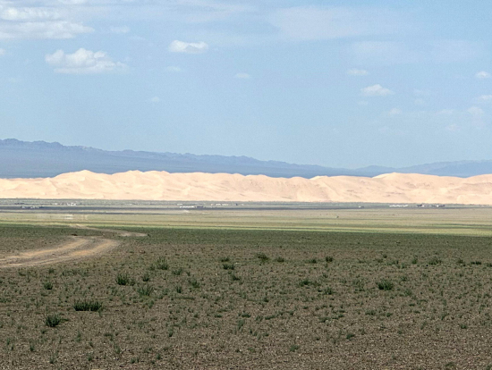 ホンゴル砂丘の「白い壁」