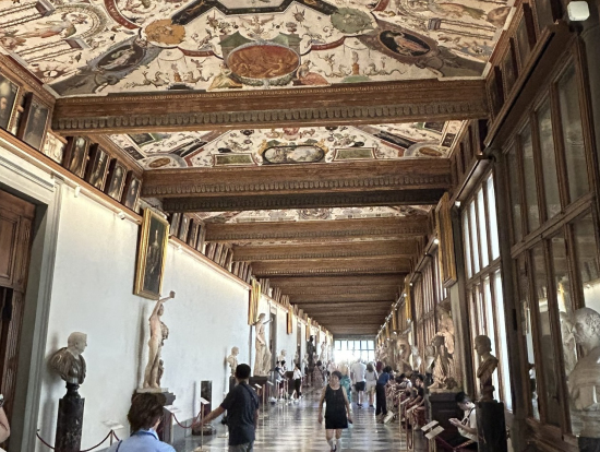 メディチ家の肖像画が並ぶ廊下(ギャラリー)