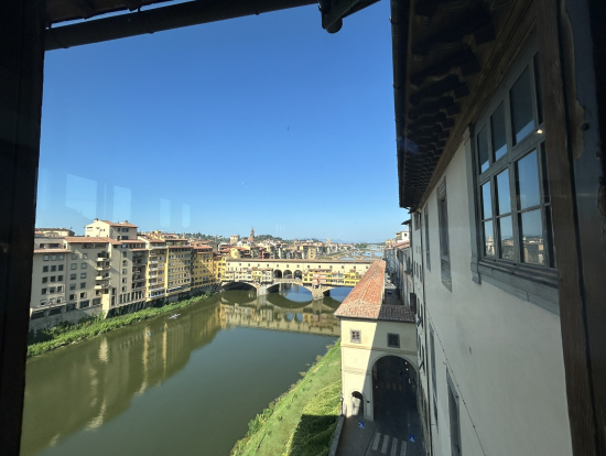 ウッフィツィ美術館から見えるヴェッキオ橋