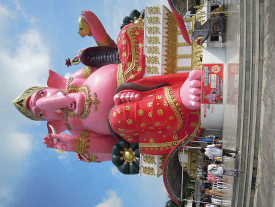 座るピンクのガネーシャ