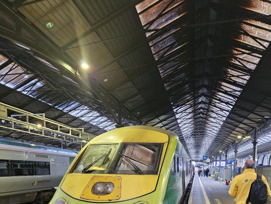 ヒューストン駅とジョンさんの後ろ姿(黄色のジャケットが目印)