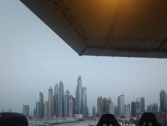 夕方前に上空に