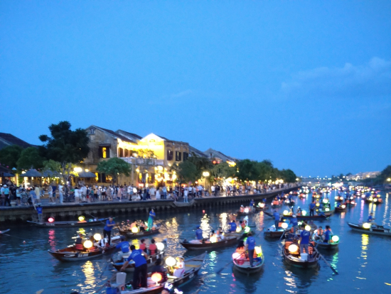 夜のホイアンはすごくきれいでした