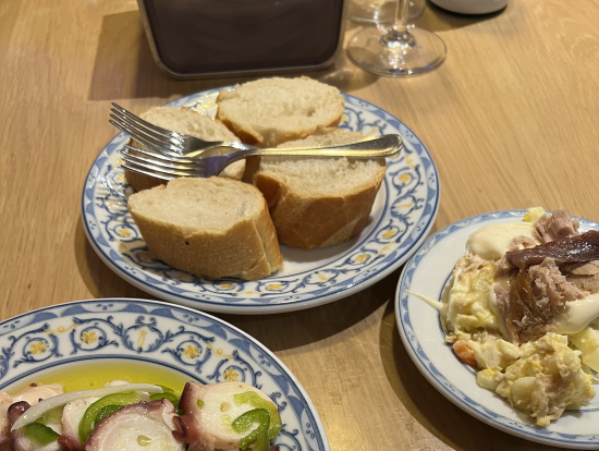 タコのガーリック、ロシア風ポテトサラダ