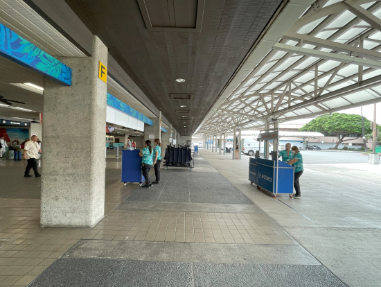 空港のシャトルサービス受付カウンター