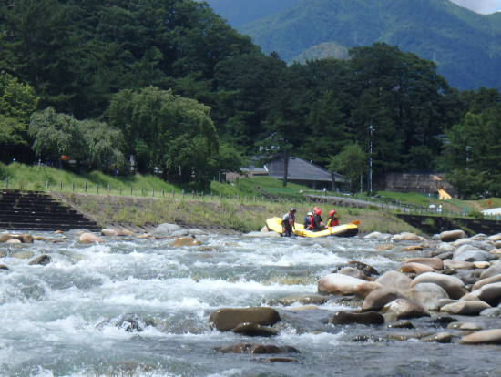 私たちが体験した日は水が少なめでしたが、岩の上をスライドしてくだる時が楽しかったです!
