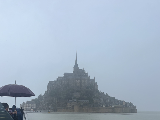 到着直後の雨中のモンサンミッシェル