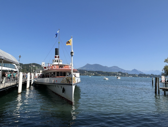 ルツェルンへクルーズで到着