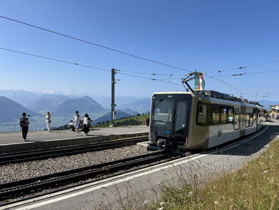 ロープウェイの次に乗る登山鉄道