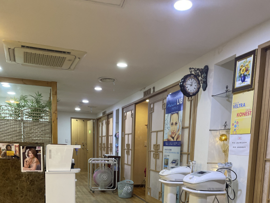 個室が3部屋あります。中は2.3名同時に施術可能ですので、友達同士でも良いです