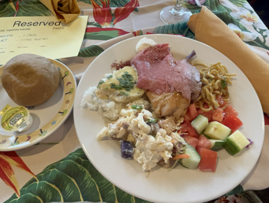 ローストビーフ、味噌チキン、カレーフィッシュ、マカロニサラダ焼きそば