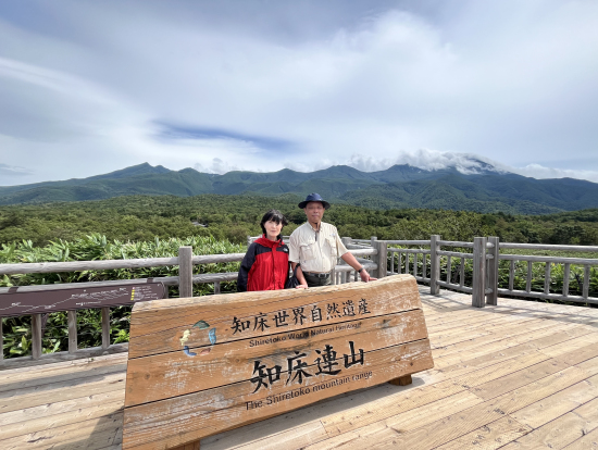 知床連山をバックに