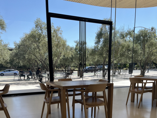 Appleのカフェには、やはりマルニのHIROSHIMAの椅子が使われていました。