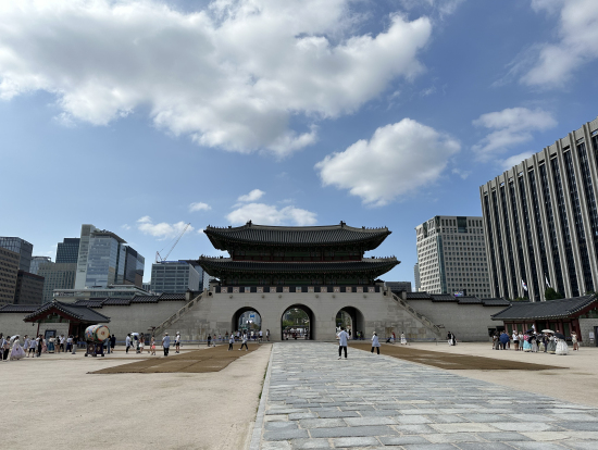 光化門とソウル市内のビル
