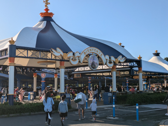 下りて歩く歩道へ向かう