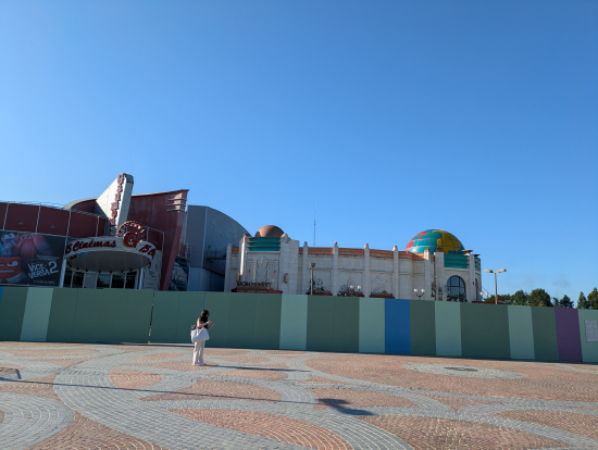 行きは左手だが、帰りはこの建物を右手にみて駅方面へ歩く