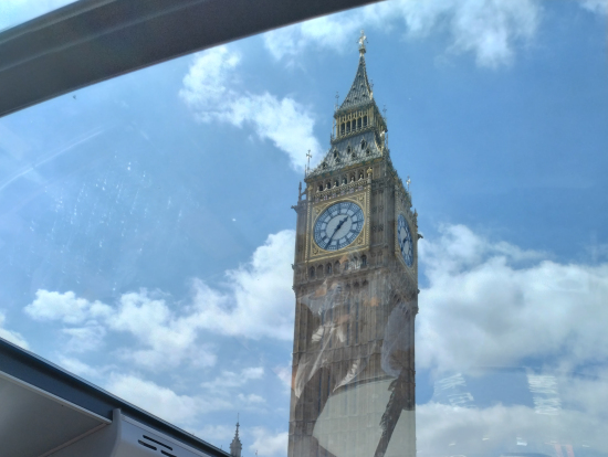 天井のガラス越しのビッグベン