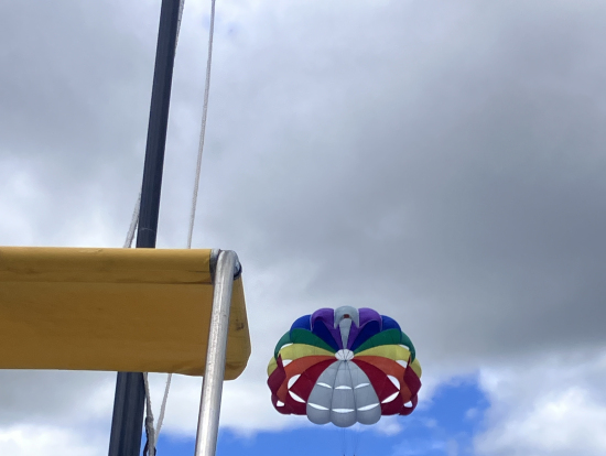 パラセーリング。船から撮ってもらいました。