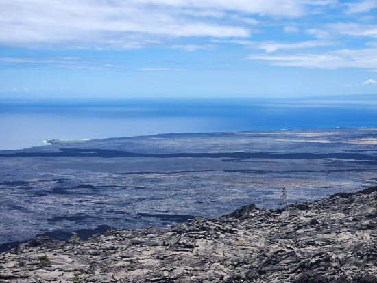 チェーンオブクレータズロードは、ひたすらかつて溶岩が流れた中を進む