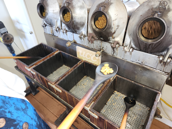 10種類くらいのローストレベルから好みの焙煎ができるよう、係の方が丁寧に教えてくれます