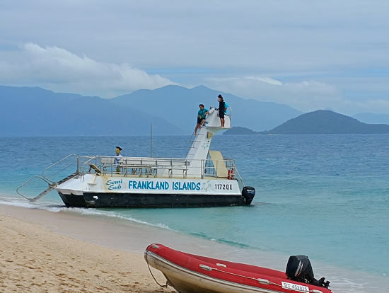 半潜水艦ツアー船