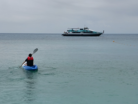 シーカヤック、乗ってきた船は沖に停泊