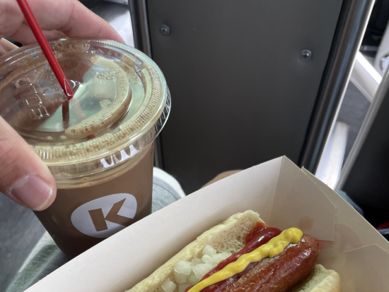 サークルKにて昼食を買い車で食べながら移動