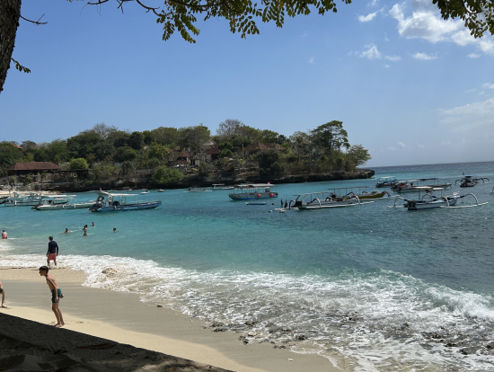 水は冷たく、波が高いです。