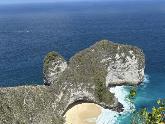 ココに来たかった!打ち寄せる波が美しい。。