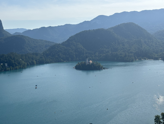 ブレッド城からみたブレッド湖の様子